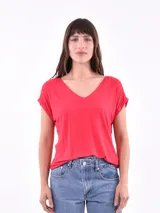 Remera de cuello en V con mangas cortas con dobladillo, confeccionada en tejido suave y ligero.