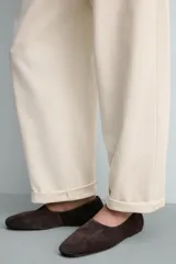 Mocasín casual para hombre, confeccionado en piel con acabado en serraje de color marrón oscuro, con diseño de horma redonda y suela ultrafina.