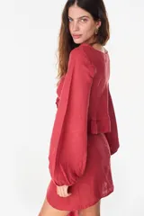 Top de lino italiano color beige, con escote en V, mangas abullonadas y cordón ajustable en el centro del frente.