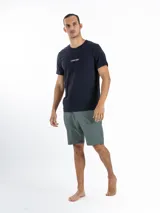 Conjunto de pijama Calvin Klein Modern Structure, compuesto por una remera azul marino de manga corta con logo estampado en el pecho y un short a rayas horizontales en tonos azul y gris con cintura elástica.