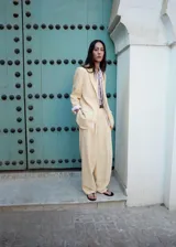 Pantalón de traje de tiro medio color amarillo claro, con diseño recto, bolsillos laterales y trabillas para cinturón. Confeccionado en mezcla de lino, viscosa y lyocell.