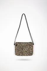 Cartera tipo bandolera con estampado animal print de leopardo, cierre de cremallera y correa ajustable de cordón negro.
