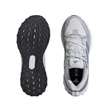 Championes de running Adidas modelo Ultrarun 5, de color gris claro con detalles en gris oscuro y blanco. Presentan un diseño técnico con malla transpirable, refuerzos laterales y suela con amortiguación.