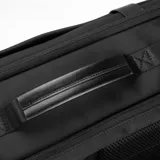 Mochila negra de poliéster y cuero, con asas reforzadas, compartimento para laptop de hasta 17 pulgadas, bolsillo trasero oculto y cinturón para valija. Marca Baleine, modelo Bedford.