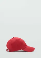 Gorro tipo gorra de visera color rojo, confeccionado en mezcla de algodón y lino, con cierre regulable metálico en la parte posterior.