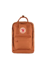 Mochila Fjallraven Kanken Laptop 15", color ocre, con compartimento acolchado para laptop, bolsillo frontal con cierre y dos bolsillos laterales abiertos.