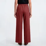 Pantalón de tiro medio color bordeaux, de corte recto y holgado, con cintura elástica y bolsillos laterales.