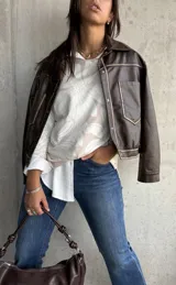 Sweater de punto con diseño floral en tonos crema y natural, de cuello redondo y manga larga.