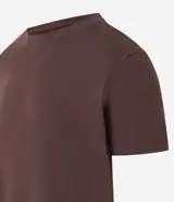 Remera muscle de hombre, color marrón claro, confeccionada en media malla, de cuello redondo y manga corta.