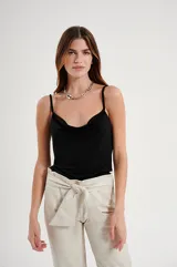 Pantalón de cuero color beige, de corte recto, con cintura alta y lazo para ajustar.