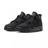 Championes Air Jordan 4 Retro de color negro, con diseño clásico de caña media, paneles de malla en los laterales y la lengüeta, y amortiguación Air visible en el talón.
