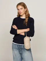 Chaleco acolchado color beige con relleno de plumón, cierre con botones a presión y logo de Tommy Hilfiger bordado en el pecho.