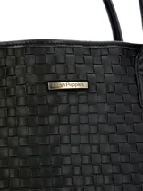 Cartera tipo tote de hombro en color negro, confeccionada en ecocuero con diseño trenzado. Cuenta con compartimento principal con cierre de cremallera y bolsillo interior con cierre.