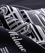 Buzo de algodón negro con felpa interna, corte boxy, cuello redondo y manga larga. Presenta un gran estampado en la espalda con la ilustración de un hotel clásico y texto en color blanco.