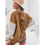 Sobre camisa de pana blanca con detalles en animal print en los bolsillos frontales y en las mangas. Presenta cuello inglés, cierre frontal con botones y corte holgado.