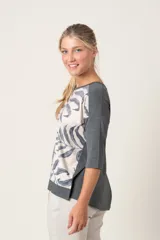 Remera gris con estampado de hojas en color natural y mangas al codo.