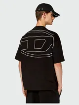 Remera Diesel negra de corte holgado, con cuello redondo y manga corta. Presenta un logo ovalado en relieve del mismo color en el pecho.