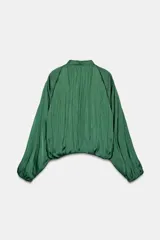 Cazadora satinada verde con cuello redondo fruncido y cierre frontal de cremallera metálica dorada. Presenta mangas largas abullonadas y diseño holgado.