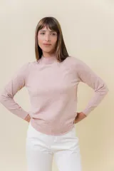 Buzo de tejido fino color amarillo claro, con cuello semi alto, manga larga y calce regular.