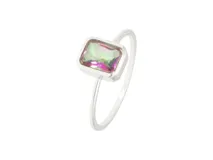 Anillo de plata 925 con piedra de topacio místico de corte rectangular y engaste tipo bisel.