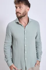 Camisa celeste de manga larga con textura arrugada.