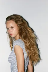 Camiseta negra de algodón con escote redondo y mangas cortas.