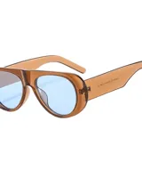 Anteojos de sol con montura ovalada color marrón y lentes celestes.