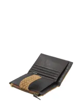 Billetera bifold de cuero y suede color marrón con diseño trenzado y cierre de broche magnético. Incluye compartimento con cremallera y ranuras para tarjetas.