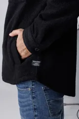 Overshirt de lana hervida en color azul marino, con cuello camisero, cierre frontal de botones y dos bolsillos frontales con solapa.