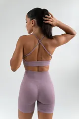 Top deportivo color lila, con breteles finos y espalda deportiva.