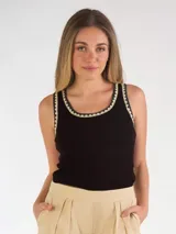 Musculosa marrón oscura, al cuerpo, sin mangas, con ribetes en contraste de color beige y negro en el escote y las sisas.