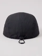 Gorra tipo 5 paneles Rusty color verde azulado, con visera plana y bordado frontal en negro con el logo de la marca.