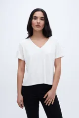 Remera blanca de rib con escote en V y mangas cortas con dobladillo.