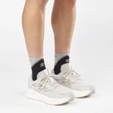 Championes de running Salomon Aero Glide 4, color negro con diseño texturizado en la parte superior, suela de gran amortiguación y logo de la marca en el lateral.