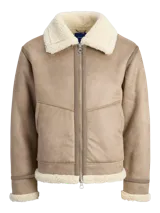 Campera estilo aviador color beige con forro interno y cuello de corderito sintético. Presenta cierre frontal bidireccional, mangas largas y terminaciones con puños y ruedo en corderito.