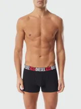 Boxer de algodón color negro con cintura elástica ancha que presenta el logo de la marca Diesel en letras blancas y detalles en rojo.