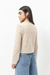 Remera de algodón a rayas horizontales azul marino y blanco, de manga larga y corte ajustado.