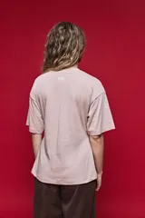 Remera de manga corta color blanco con cuello redondo y detalle de frunce lateral que aporta movimiento y una silueta entallada.