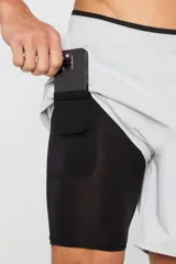 Short de entrenamiento Fabletics, color azul marino, con cintura elástica y diseño deportivo. Cuenta con forro interno, bolsillos laterales y bolsillo oculto.