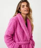Bata de fleece rosa con lazo en la cintura, cuello con solapa y bolsillos.