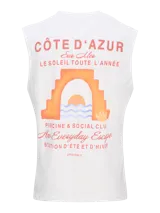 Musculosa de corte oversize confeccionada en algodón, color blanco, con diseño estampado en la espalda que incluye motivos veraniegos y tipografía en tonos naranja y azul.