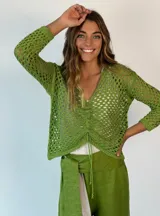 Top tejido calado color verde manzana, con escote en V y mangas largas.