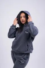 Canguro blanco con capucha, bolsillos laterales y logo pequeño bordado en negro en el pecho.