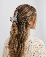 Pinza de pelo de acetato con efecto marmolado, diseño amplio y resorte metálico central.