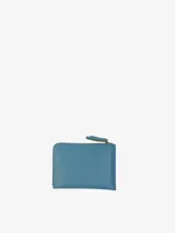 Sobre de símil cuero con efecto floater, color celeste, de diseño pequeño y liviano. Cuenta con forro de algodón, pequeño bolsillo interior y sistema de apertura con cierre metálico.