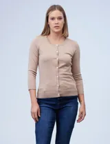 Cardigan color beige de tejido fino, con escote redondo y cierre frontal con botones.