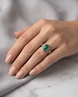 Anillo de plata 925 con piedra natural verde en forma de gota, con detalles ornamentales y grabados en el metal.
