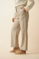Pantalón de vestir marrón con textura tweed, de tiro alto y pierna recta.