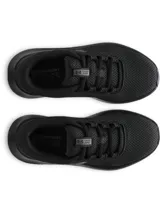 Championes de running Under Armour modelo Charged Surge 4, color negro. Presentan una parte superior de malla transpirable con superposiciones sintéticas para mayor soporte, entresuela Charged Cushioning para una amortiguación reactiva y suela de goma resistente para mayor tracción.