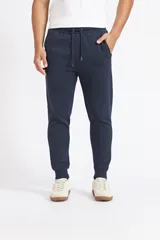 Pantalón de jogging Quiksilver para hombre, color azul marino, con cintura elástica con cordón ajustable, bolsillos laterales y puños elásticos en los tobillos.